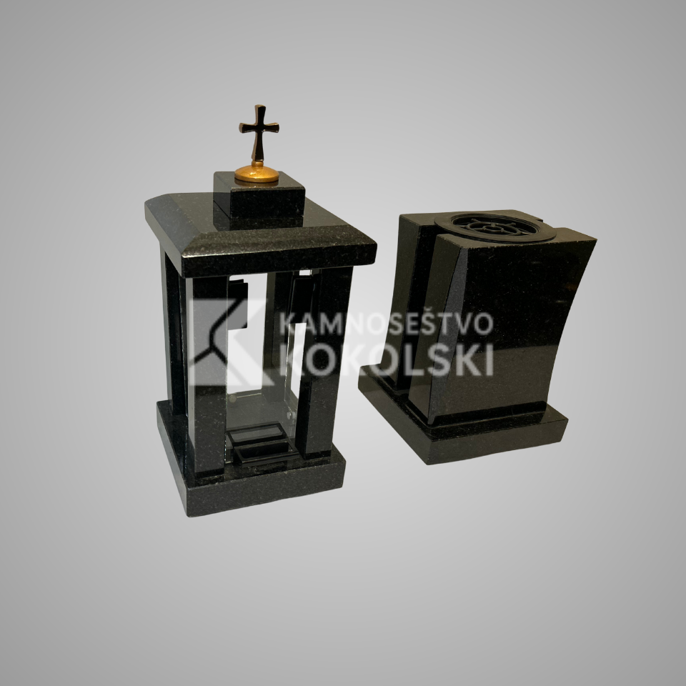 Spomenikvaza in svečnik1